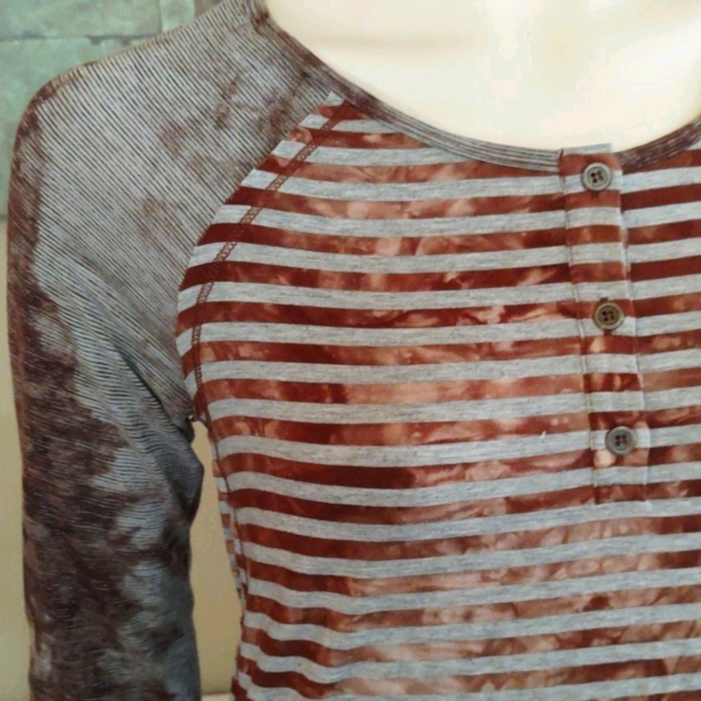 Sz M Hem & Thread Raglan Sleeve Henley Tee - Picture 2 of 8